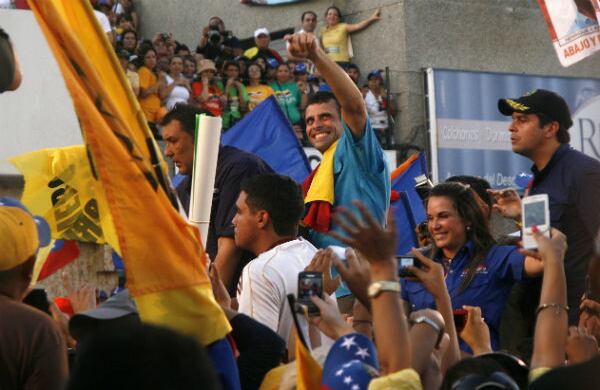 El candidato de la oposición a la presidencia de venezuela Henrique Capriles Radonski saluda durante una caravana electoral en Maracaibo (Venezuela). 