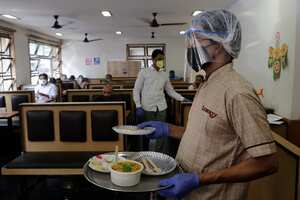 Un camarero sirve comida a los clientes en el hotel Liberty después de que los restaurantes en el estado reanudaran sus servicios el lunes, meses después de que cerraran debido a la pandemia de COVID-19 en Mumbai, India, el lunes 5 de octubre de 2020. Foto: AP / Rajanish Kakade