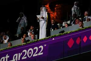 El jeque Tamim bin Hamad Al Thani habla durante la ceremonia de apertura de la Copa del Mundo, antes del partido entre Qatar y Ecuador en el estadio Al Bayt en Al Khor, Qatar, el domingo 20 de noviembre de 2022.