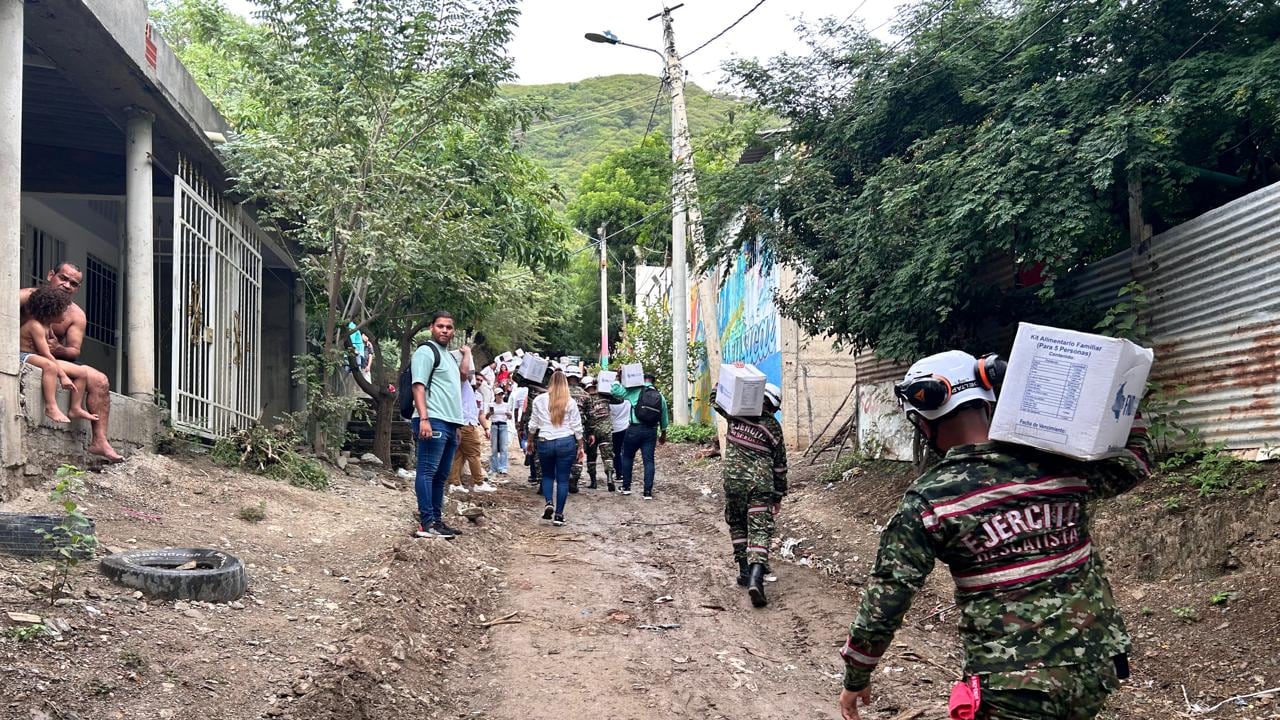 El Ejército entregó ayuda humanitaria a afectados por la tormenta Rafael en Santa Marta.