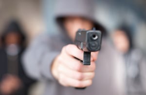 Hombre disparando un arma