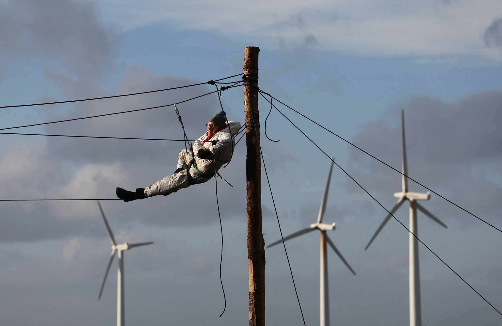 En imágenes : La policía avanza contra manifestantes de la mina de carbón atrincherados en un pueblo alemán abandonado.