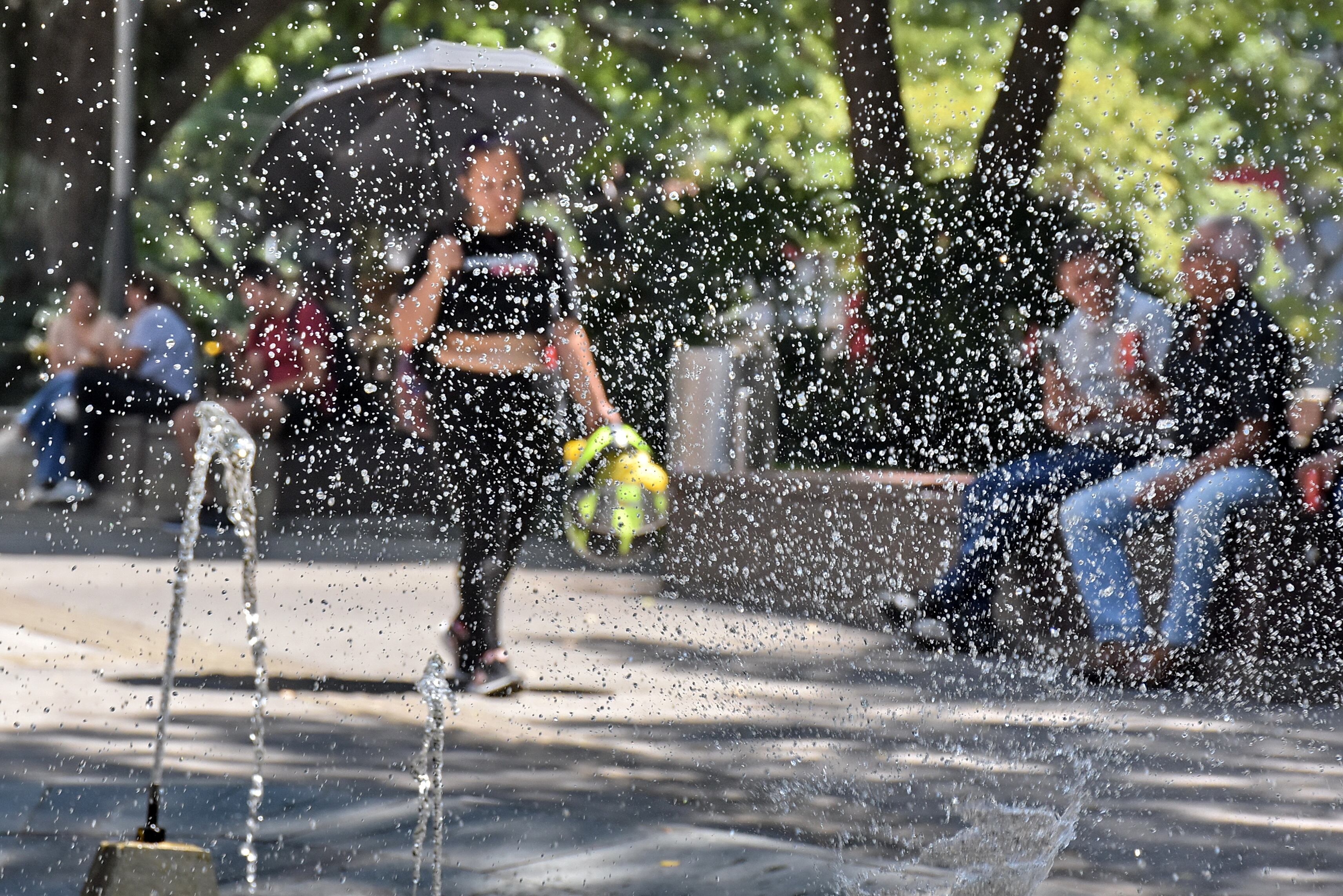 Santiago de Cali amaneció hoy con temperaturas aproximadas a los 34 Grados, esto debido al fenómeno del niño y los caleños se las ingenian para protegerse del inclemente sol que por estos días golpea a la ciudad.