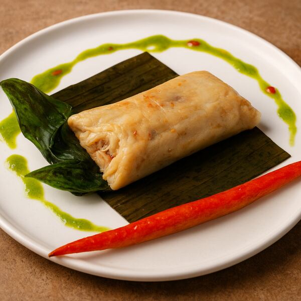 El tamal de piangua, propio de las zonas costeras, se prepara con una masa de plátano mezclada con leche de coco, que envuelve este molusco recolectado en los manglares.