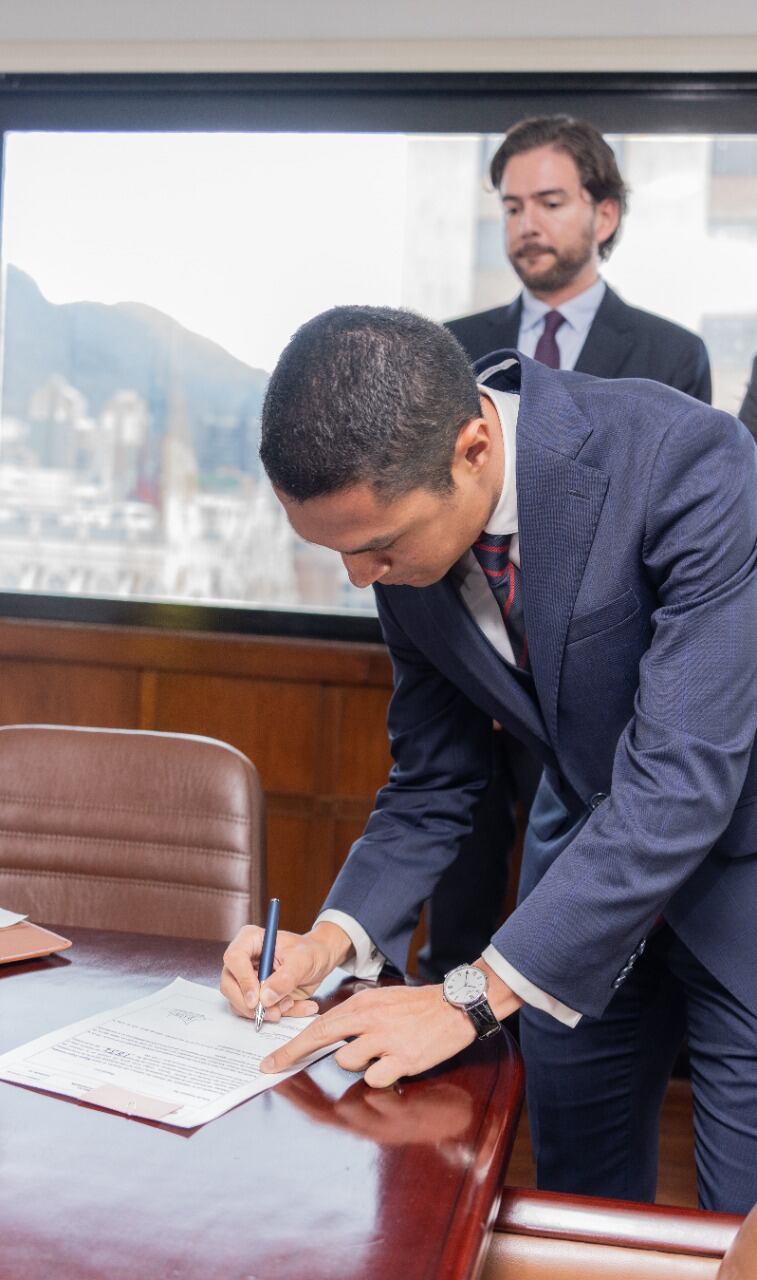 Es abogado de la Pontificia Universidad Javeriana y magíster en Derecho Económico de la misma universidad