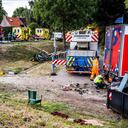 Los servicios de emergencia operan en la escena de un accidente después de que un camión se saliera de un dique hacia una fiesta del vecindario, matando al menos a dos asistentes e hiriendo a varios más, en Nieuw-Beijerland, ayer 27 de agosto de 2022. (Photo by ANP / AFP) / Netherlands OUT