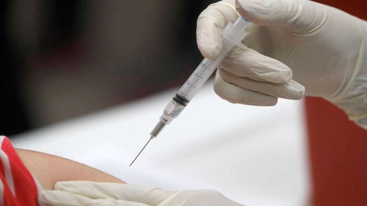 El suero o plasma convaleciente se extrae de la sangre de personas que han sido infectadas con SARS-CoV-2 y que se han recuperado.