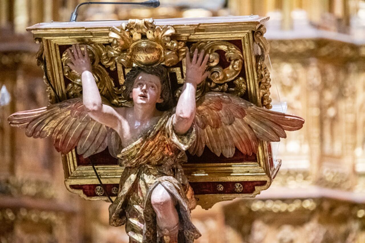 La representación popular de los ángeles los dibuja como seres de apariencia humana con alas.