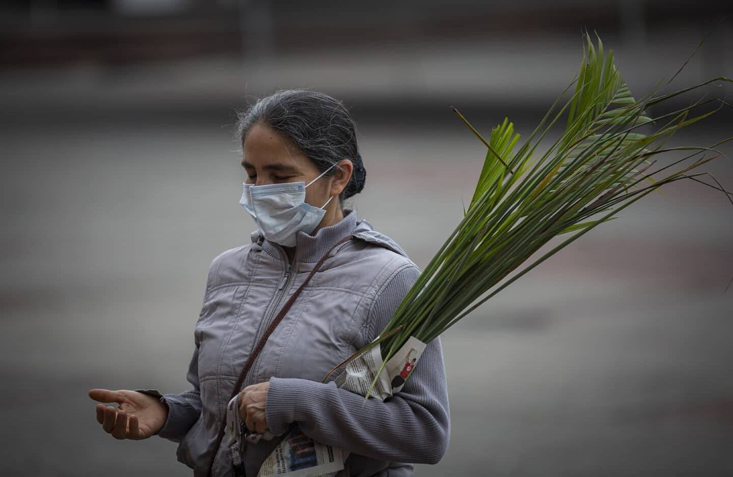 A pesar de la cuarentena y las recomendaciones para no salir de casa algunas personas se acercaron a los templos a mantener la tradición del domingo de ramos. 