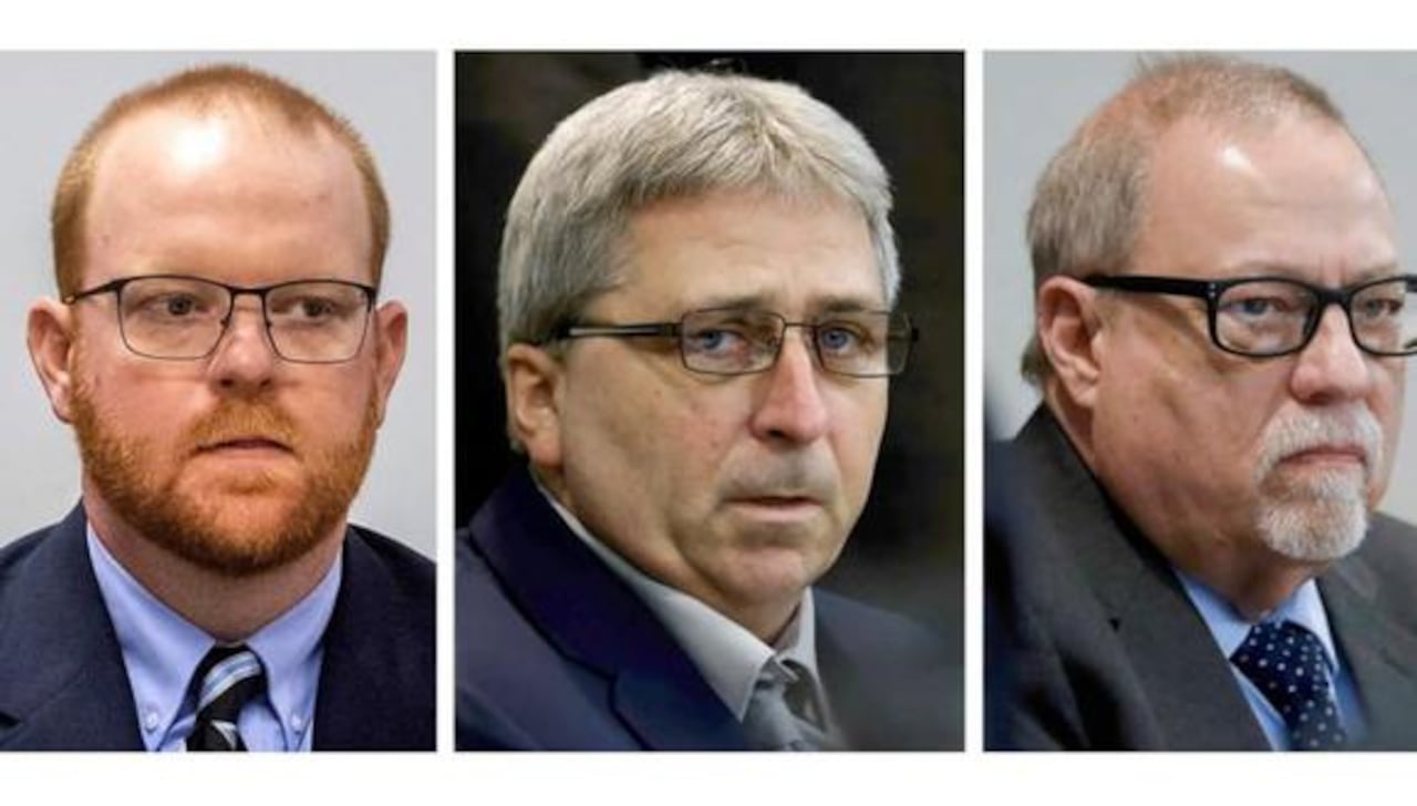 Esta combinación de fotos muestra, de izquierda a derecha, a Travis McMichael, William "Roddie" Bryan y Gregory McMichael durante su juicio en el juzgado del condado de Glynn en Brunswick, Georgia. (AFP/ Pool, archivo).