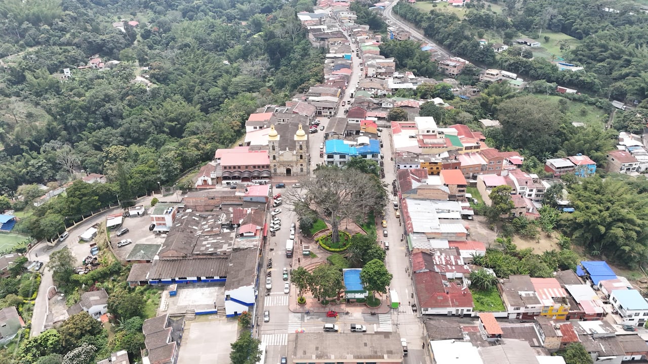 Antes conocido como 'primavera cundinamarquesa', este es el pueblo donde el paisaje se fusiona con el verde de las montañas y cielo azul