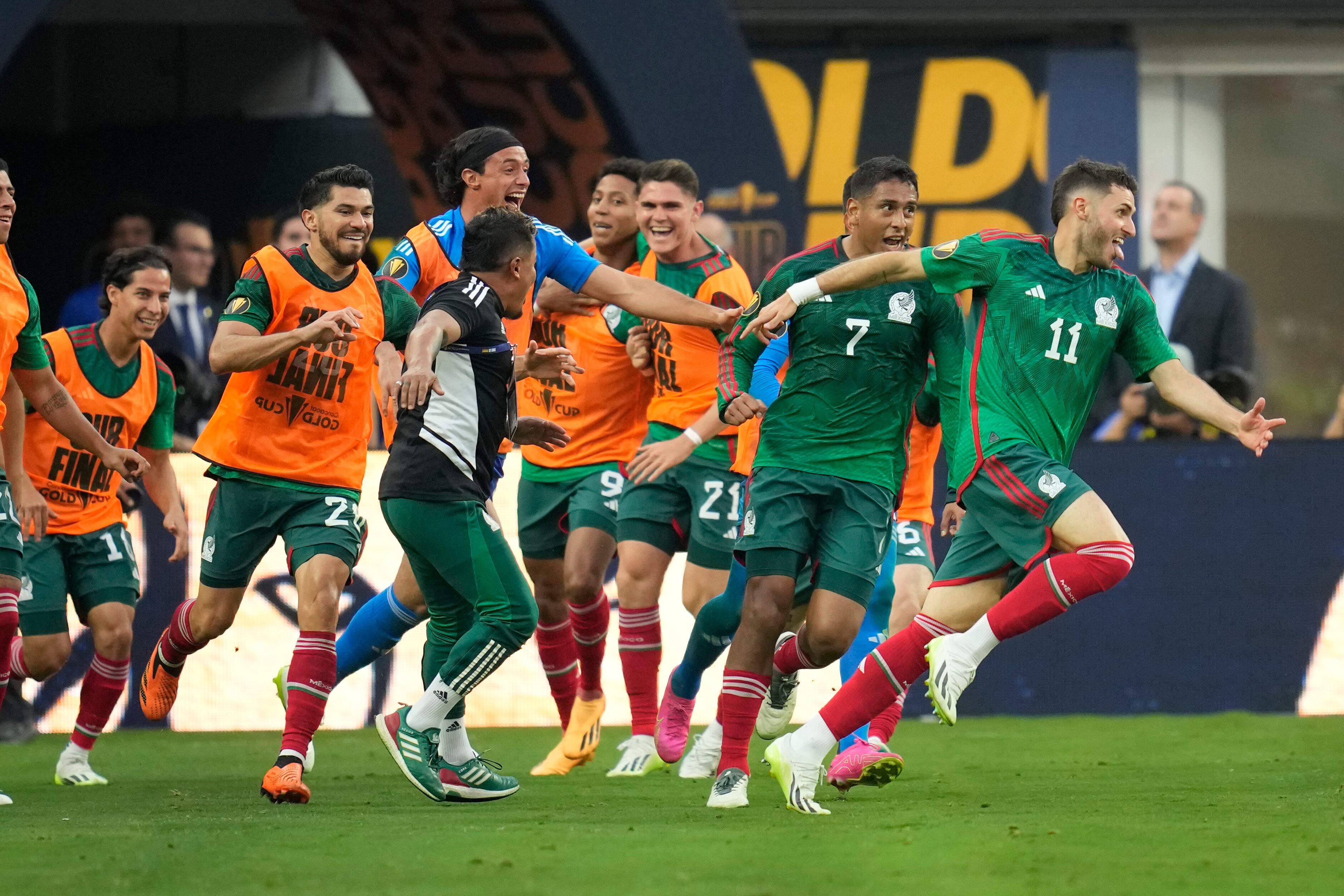 Santiago Giménez (11) de México celebra su gol con sus compañeros durante la segunda mitad de la final de la Copa Oro de CONCACAF contra Panamá, el domingo 16 de julio de 2023, en Inglewood, California (AP Photo/Ashley Landis)