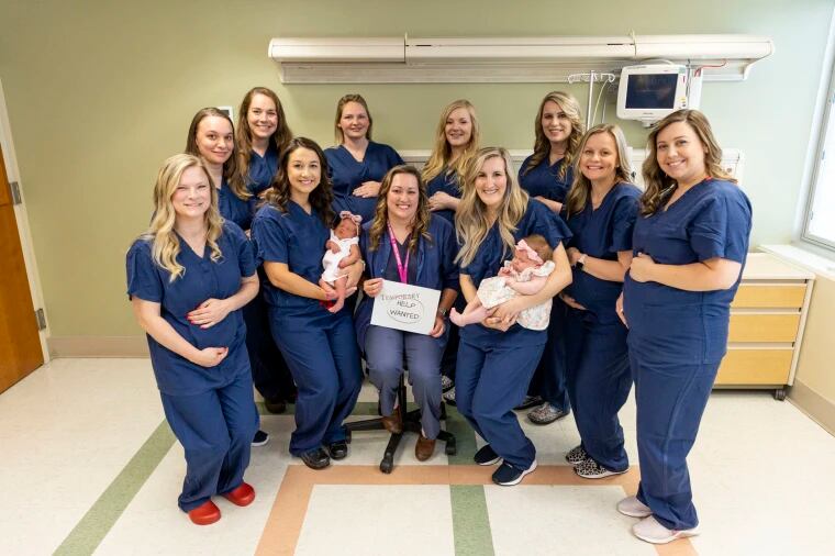 12 enfermeras embarazadas.