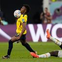 William Pacho de Ecuador, a la izquierda, controla el balón mientras Kalidou Koulibaly de Senegal cae luchando por el balón durante el partido de fútbol del grupo A de la Copa Mundial entre Ecuador y Senegal, en el Estadio Internacional Khalifa en Doha, Qatar, el martes 29 de noviembre de 2022.