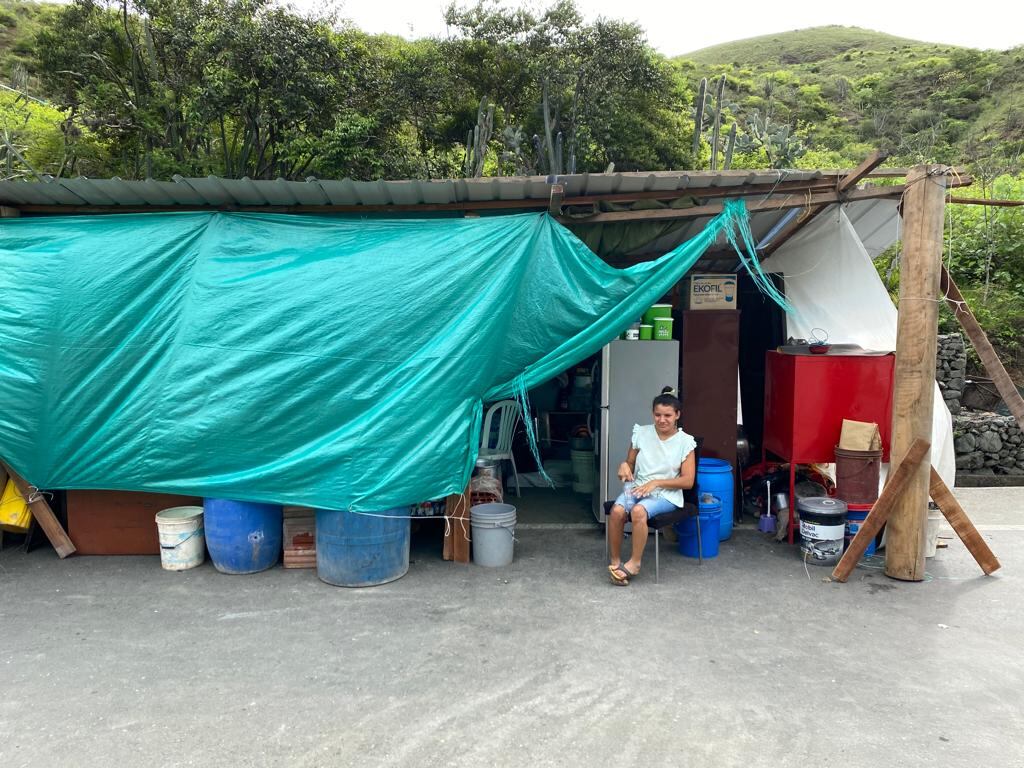 Algunas familias tuvieron que abandonar sus casas y armar cambuches en la carretera.