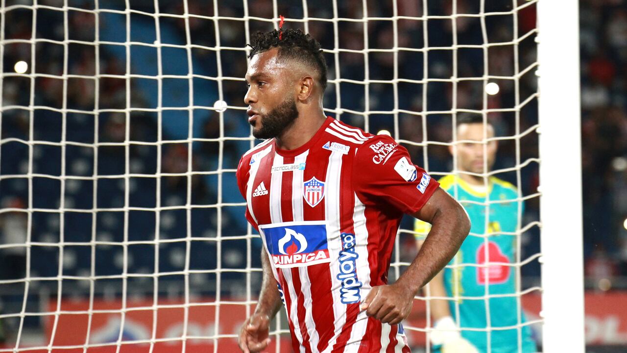 BARRANQUILLA - COLOMBIA, 02-04-2022:Miguel Borja del Atlético Junior celebra su gol contra Alianza Petrolera durante partido por la fecha 14 entre Atlético Junior y Aianza Petrolera como parte de la Liga BetPlay DIMAYOR I 2022 jugado en el estadio Metropolitano Roberto Melendez de Barranquilla. /Miguel Borjaof Atletico Junior celebrates after scoring a goal agaisnt of Alianza Petrolera during match for the date 14 between Atlético Junior and Alianza Petrolera as part BetPlay DIMAYOR League I 2022 played at Metropolitano Roberto Melendez stadium in Barranquilla. Photo: VizzorImage / Jesús Rico / Contribuidor