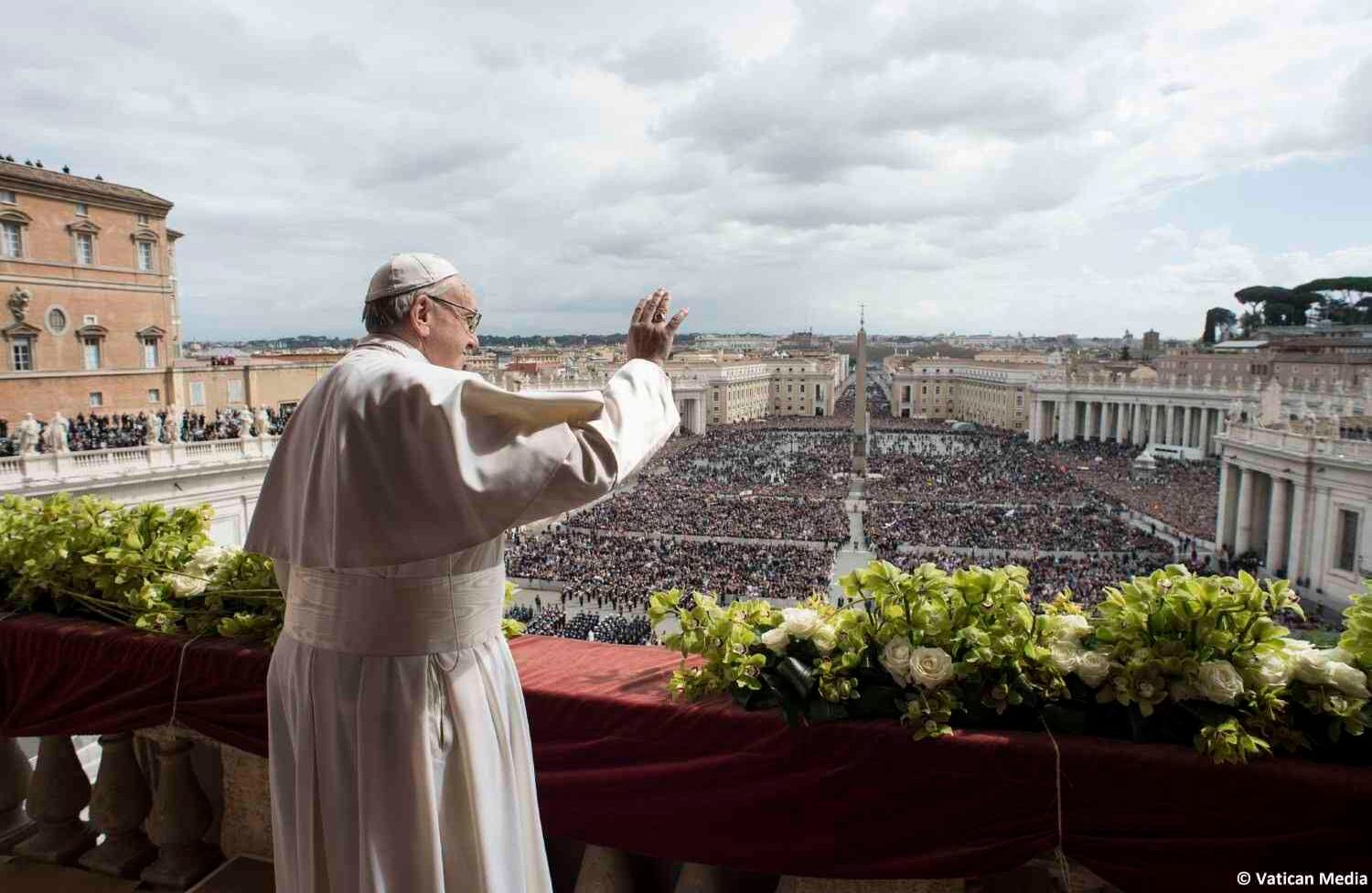  Vaticano Pascua en la Santa Sede El Papa Francisco da la bendición de Urbi et Orbi (a la ciudad y al mundo) al final de la misa del domingo de pascua en la Plaza de San Pedro en el Vaticano.  AP/ Medios vaticanos