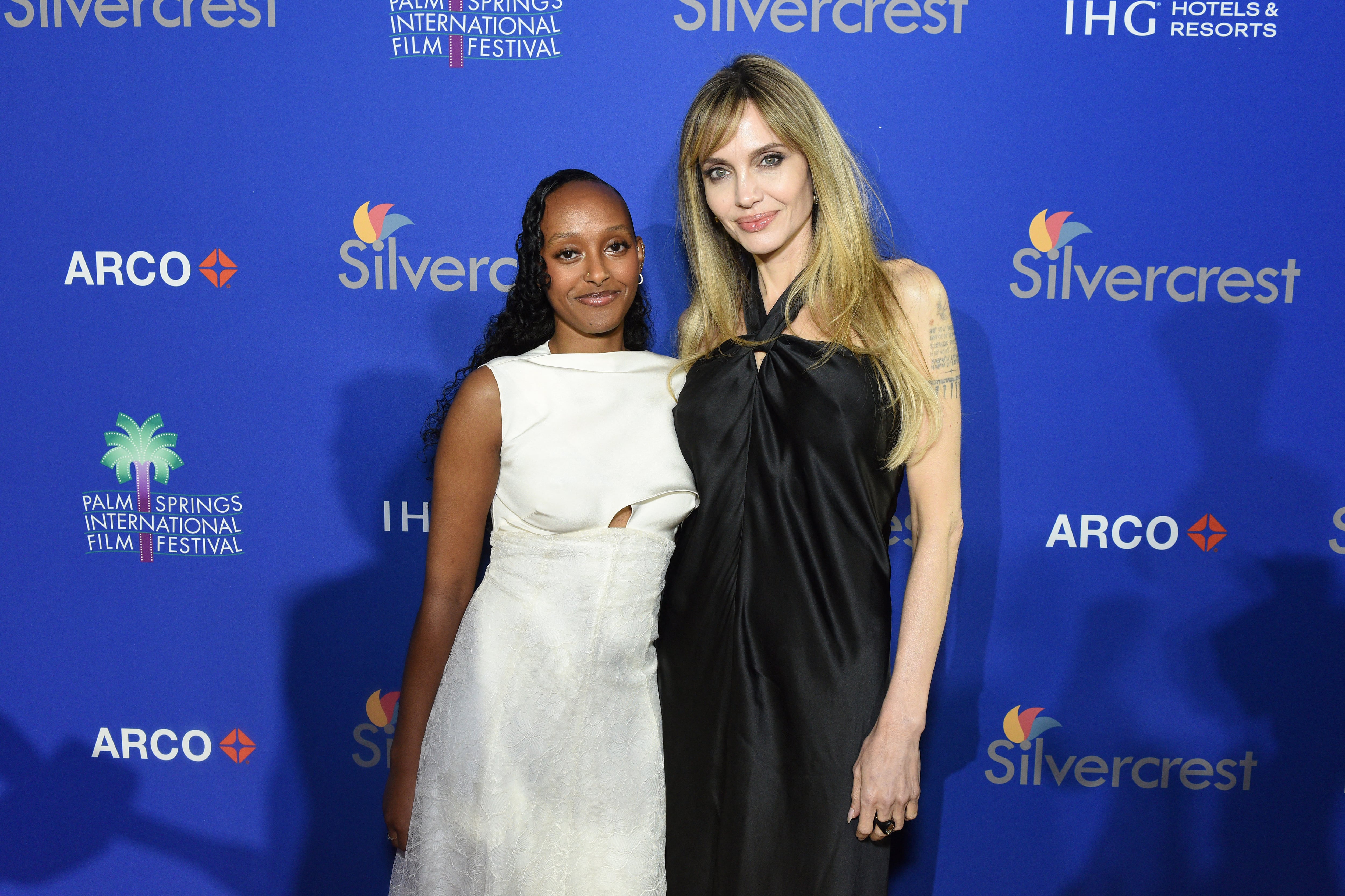 ahara Marley Jolie y Angelina Jolie asisten a la 36.ª edición de los Premios Internacionales de Cine de Palm Springs en el Centro de Convenciones de Palm Springs el 3 de enero de 2025 en Palm Springs, California.