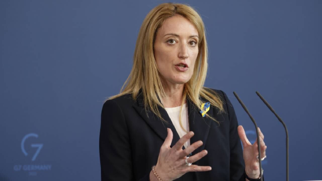 La presidenta del Parlamento Europeo, Roberta Metsola, se dirige a los medios de comunicación durante una declaración conjunta en la Cancillería el 22 de marzo de 2022 en Berlín, Alemania. (Foto de Michele Tantussi - Pool / Getty Images).