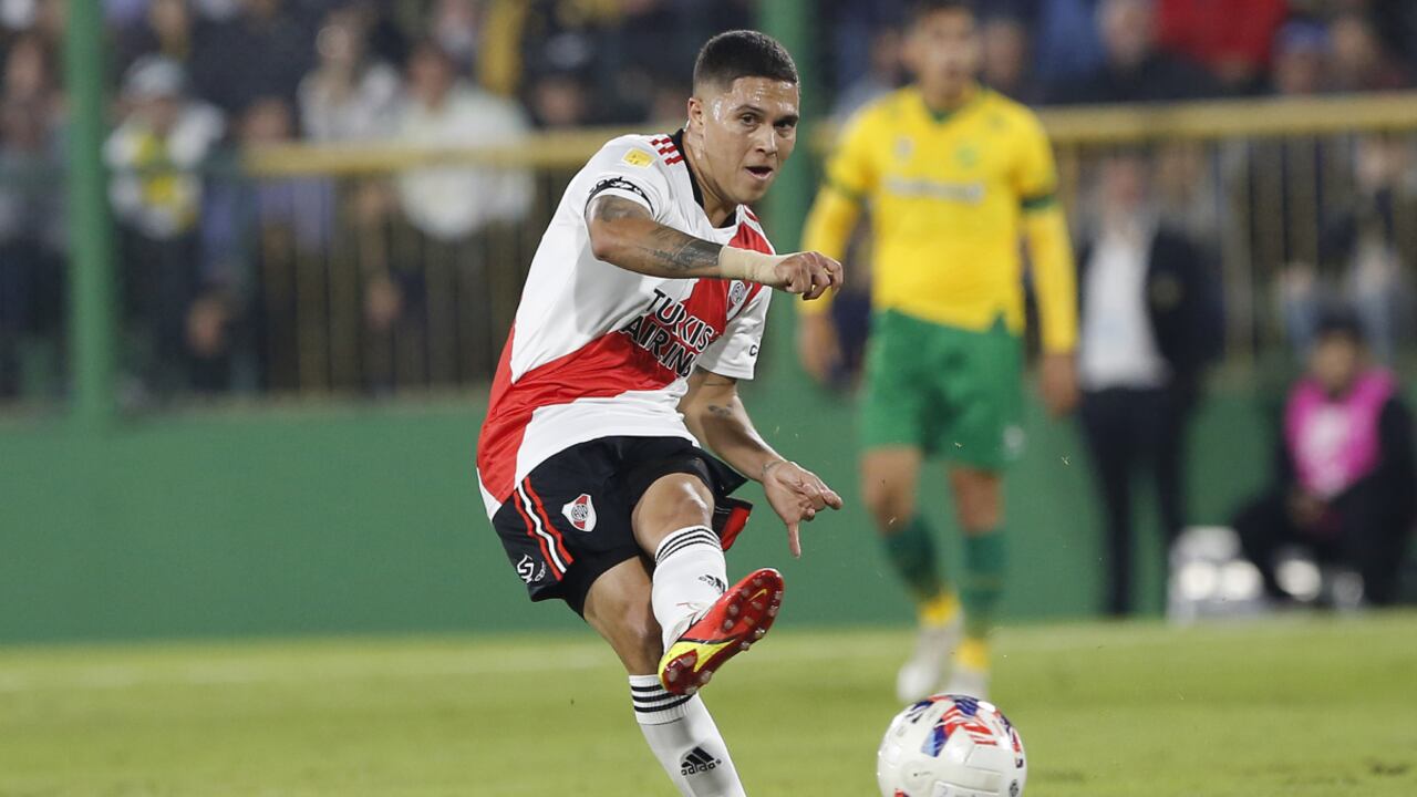 FLORENCIO VARELA, ARGENTINA - APRIL 02: Juan Quintero of River Plate plays the ball during a match between Defensa y Justicia and River Plate as part of Copa de la Liga 2022 at Estadio Norberto Tomaghello on April 2, 2022 in Florencio Varela, Argentina. (Photo by Getty Images/Daniel Jayo)