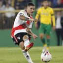 FLORENCIO VARELA, ARGENTINA - APRIL 02: Juan Quintero of River Plate plays the ball during a match between Defensa y Justicia and River Plate as part of Copa de la Liga 2022 at Estadio Norberto Tomaghello on April 2, 2022 in Florencio Varela, Argentina. (Photo by Daniel Jayo/Getty Images)