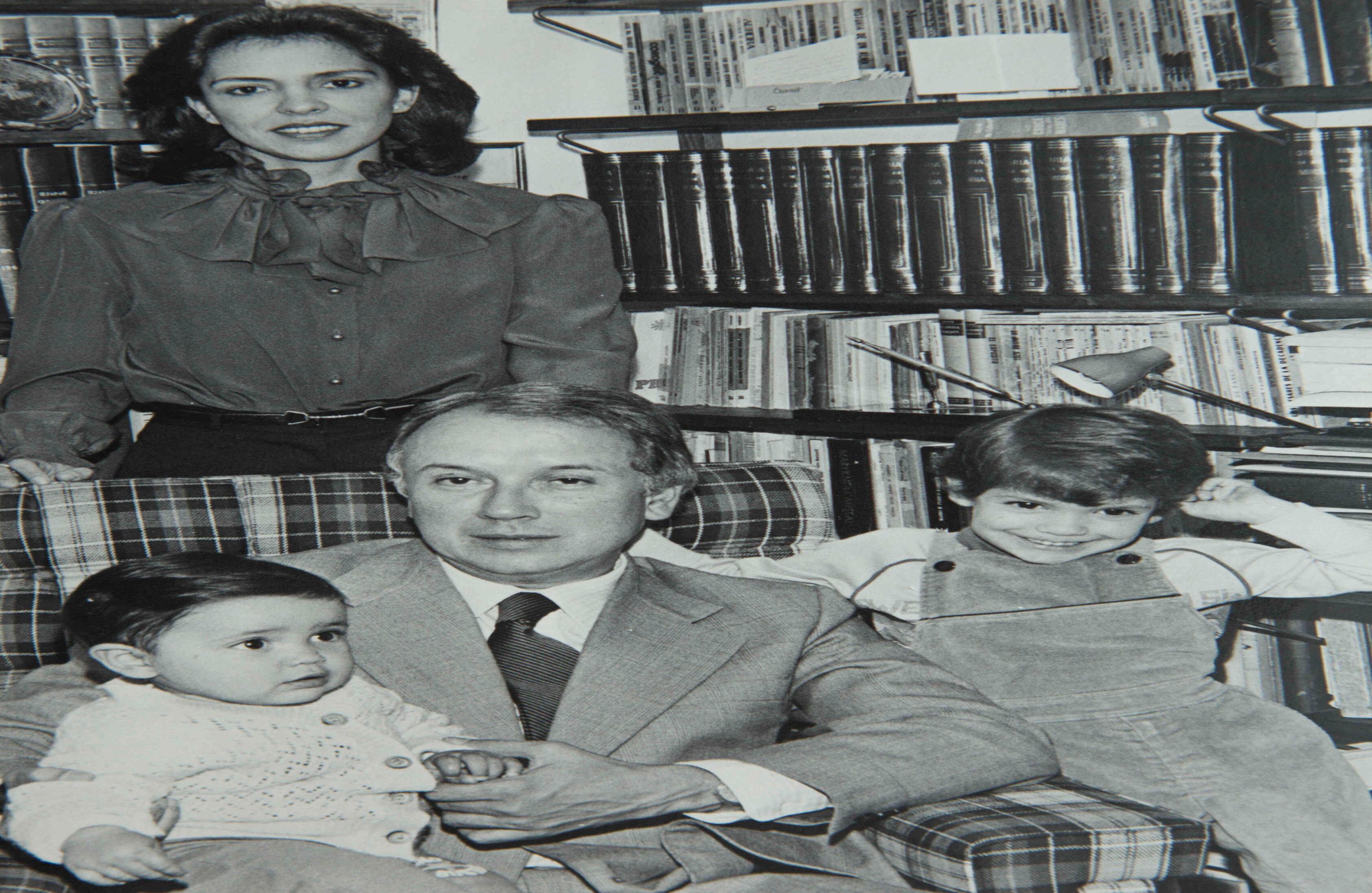 Iván Duque y su papá tenían una relación de complicidad que su mamá admiraba con orgullo. Desde muy pequeño, lo acompañaba en los actos políticos que él realizaba por todo el país y de él aprendió a acercarse a la gente, al pueblo. 