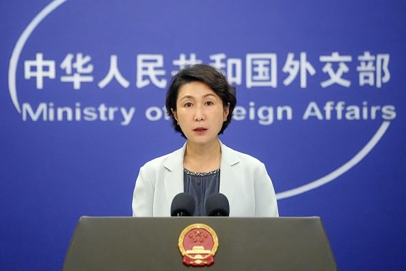 La funcionaria china respondió al veto de DeepSeek con críticas a los argumentos de Washington.