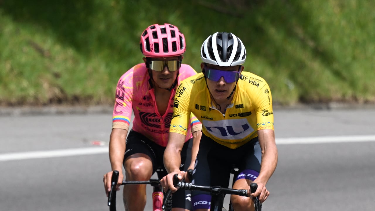 El corredor colombiano del Nu Colombia, Rodrigo Contreras, corre junto al ganador de la etapa reina del Tour Colombia 2024, Richard Carapaz, del Team EF Education-Easypost. /Foto Luis Acosta / AFP)