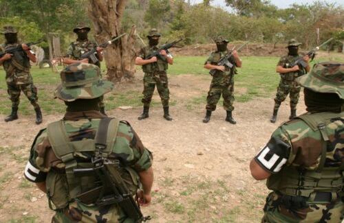 La investigación encontró diversos modos en que el paramilitarismo contribuyó a la política: reducir o eliminar a los posibles competidores, agrupar la votación de varios municipios a favor del candidato escogido, agrupar a los escogidos en partidos de confianza, convencer o amedrentar a la población para que depositara su voto por el escogido, y en caso de que todo lo anterior no fuera suficiente o sólo para no perder la oportunidad, “ajustar” las planillas electorales a los resultados deseados. En gran parte, el éxito electoral de las fuerzas emergentes está relacionado con la combinación de alguno o todos estos elementos.  