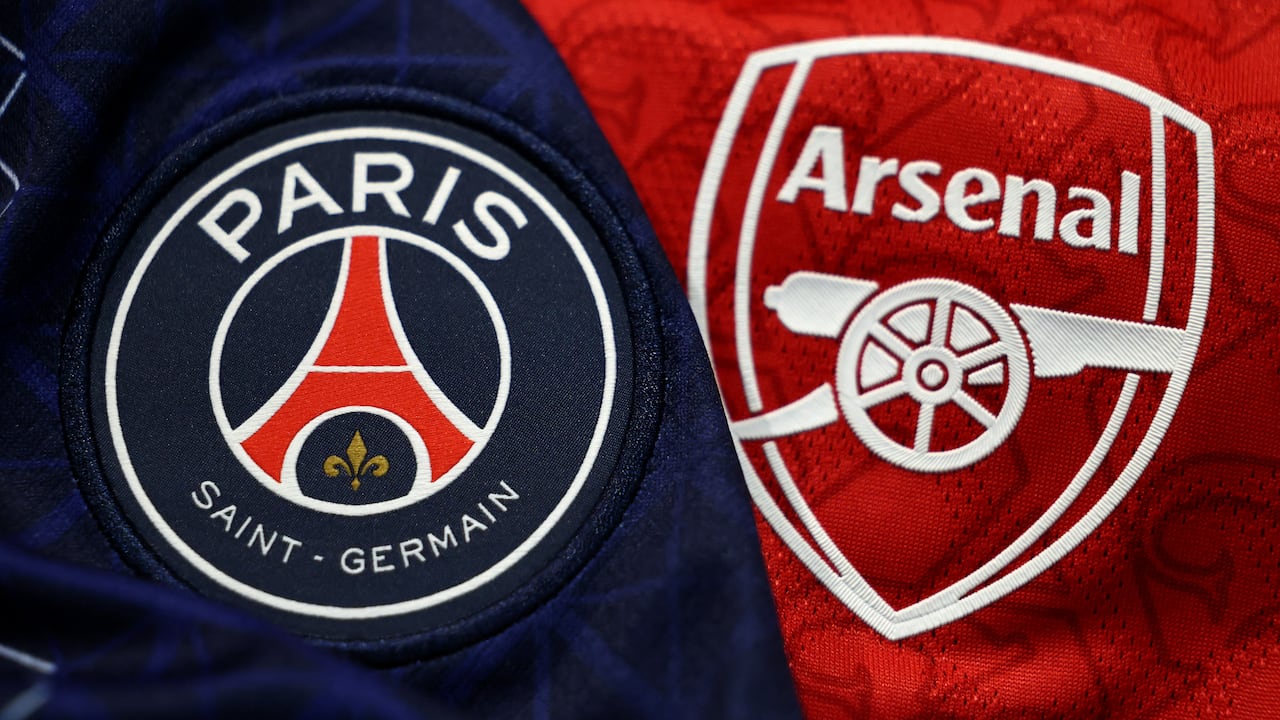 Esta fotografía muestra los escudos de las camisetas del Paris Saint-Germain (izquierda) y del Arsenal (derecha) en París, el 19 de mayo de 2026. (Foto de FRANCK FIFE / AFP)