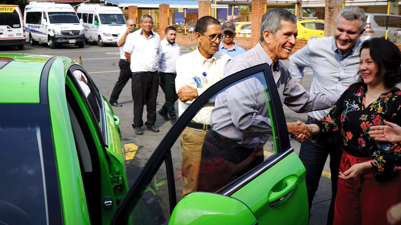 Tres conductores recibieron sus nuevos taxis.