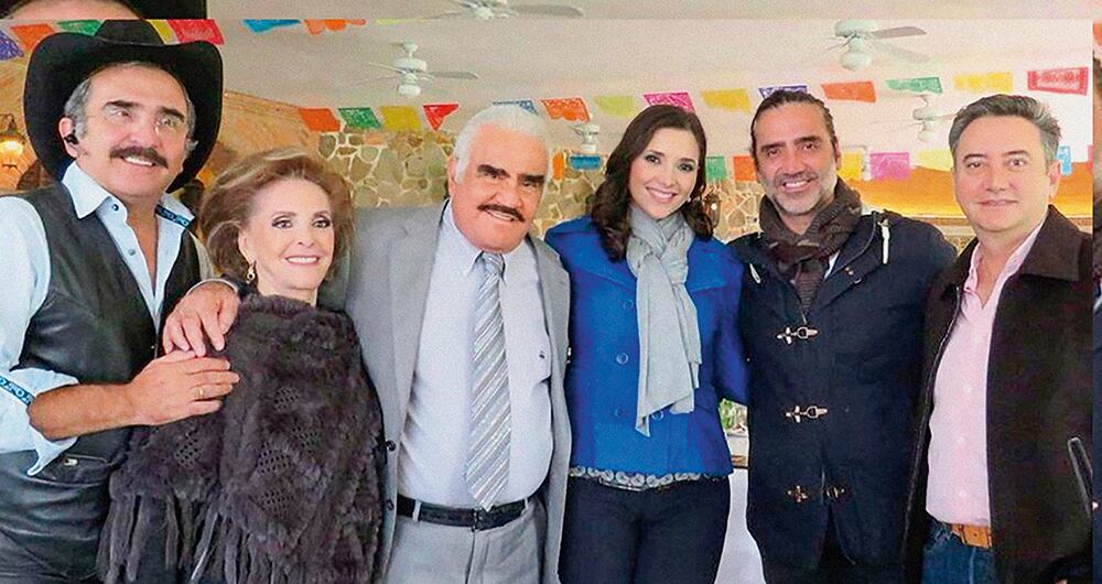 Se rumora que su familia fue muy cercana a los carteles de la droga en México. Sufrieron con sus infidelidades también, pero al final Cuquita, la madre y esposa abnegada, logró mantener a los Fernández juntos. De los tres hijos, dos –Vicente y Alejandro– siguieron su legado, pero sin tanto impacto. Gerardo se ocupó del negocio familiar.  