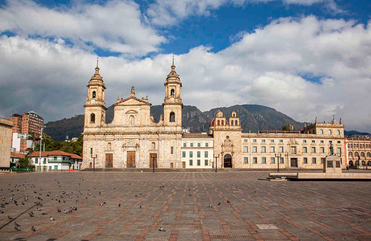 En medio de la emergencia sanitaria, tanto la Catedral Primada de Bogotá como todas las iglesias católicas en la ciudad cerraron sus puertas para evitar ser una fuente de contagios de la covid-19 durante las celebraciones. La Semana Santa de este año, así como las eucaristías de los domingos han sido transmitidas por internet. Clara Moreno-SEMANA
