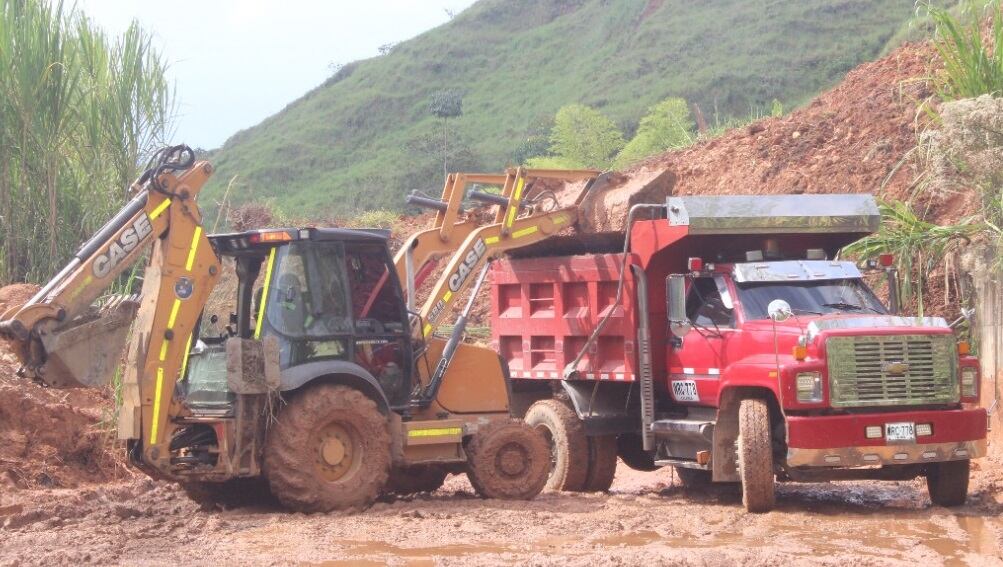 Entre los vehículos robados hay tres volquetas y una retroexcavadora.