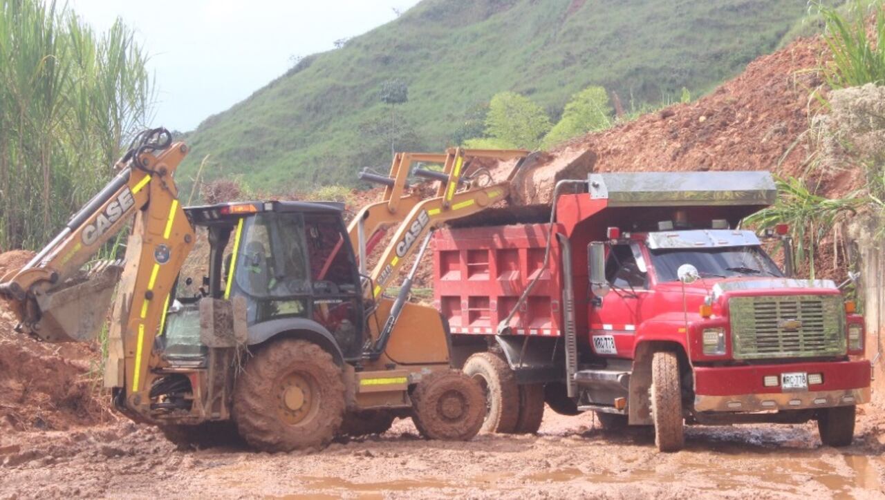 Entre los vehículos robados hay tres volquetas y una retroexcavadora.