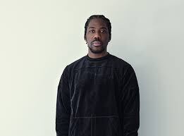 Su trabajo en la campaña “Courting Greatness” utilizó realidad aumentada para permitir a los jóvenes proyectar canchas virtuales en espacios urbanos, convirtiendo cualquier rincón de la ciudad en un posible escenario para practicar baloncesto