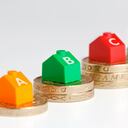 "Council Tax es el sistema de impuestos locales que se utiliza en Inglaterra, Escocia y Gales para financiar los numerosos servicios que presta el gobierno local en cada país. La base del impuesto anual es una de las 8 bandas de valoración, clasificadas desde la Banda A hasta la Banda H , siendo A la banda de valoración más baja en la que puede caer su propiedad residencial. Los impuestos aumentan con los impuestos más altos otorgados a las propiedades de la banda H. Buen espacio de copia sobre fondo blanco. No aislado".