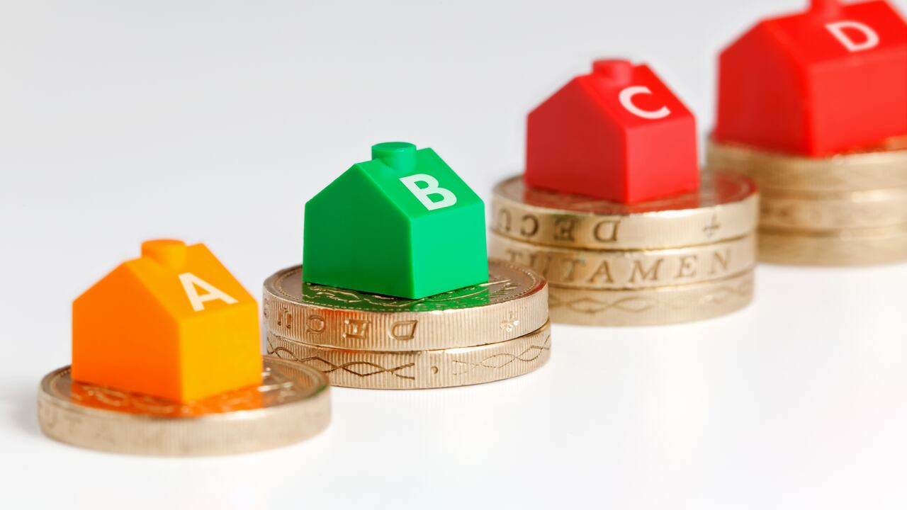 "Council Tax es el sistema de impuestos locales que se utiliza en Inglaterra, Escocia y Gales para financiar los numerosos servicios que presta el gobierno local en cada país. La base del impuesto anual es una de las 8 bandas de valoración, clasificadas desde la Banda A hasta la Banda H , siendo A la banda de valoración más baja en la que puede caer su propiedad residencial. Los impuestos aumentan con los impuestos más altos otorgados a las propiedades de la banda H. Buen espacio de copia sobre fondo blanco. No aislado".