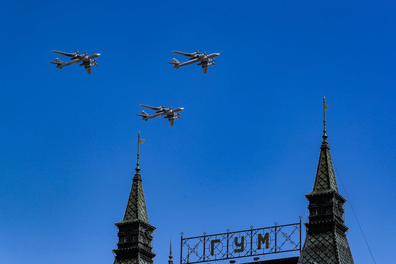 Bombarderos estratégicos Tu-95MS sobrevuelan la Plaza Roja durante un ensayo para el desfile del Día de la Victoria en Moscú, Rusia, el 7 de mayo de 2019.