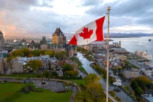Una bandera canadiense en la ciudad de Quebec y el río San Lorenzo al fondo. Foto: Getty Images.