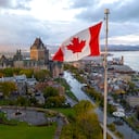 Una bandera canadiense en la ciudad de Quebec y el río San Lorenzo al fondo. Foto: Getty Images.