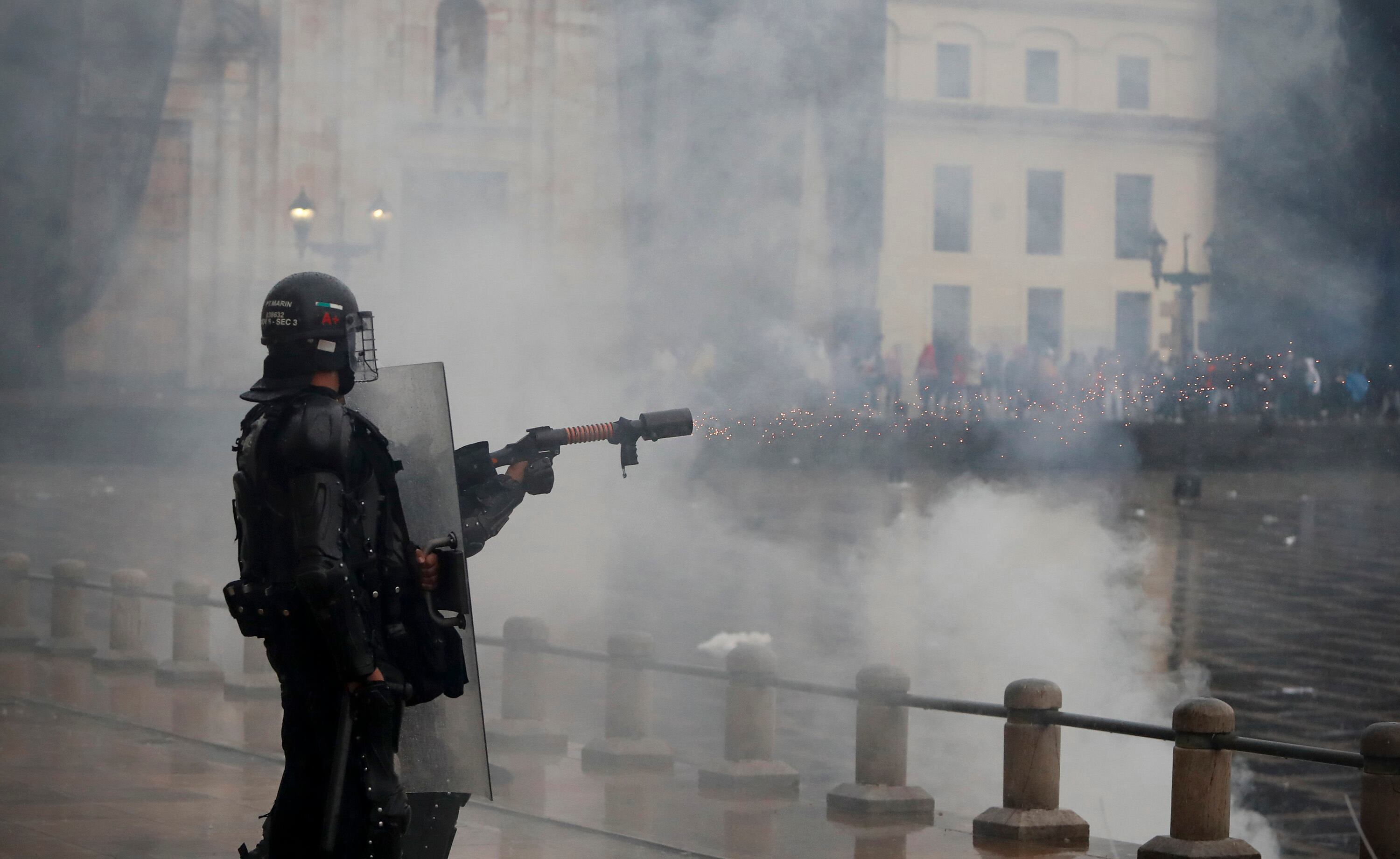 Paro Nacional en contra de la Reforma Tributaria
enfrentamiento entre Policia Esmad gases aturdidoras
Bogota abril 29 del 2021
Foto Guillermo Torres Reina / Semana