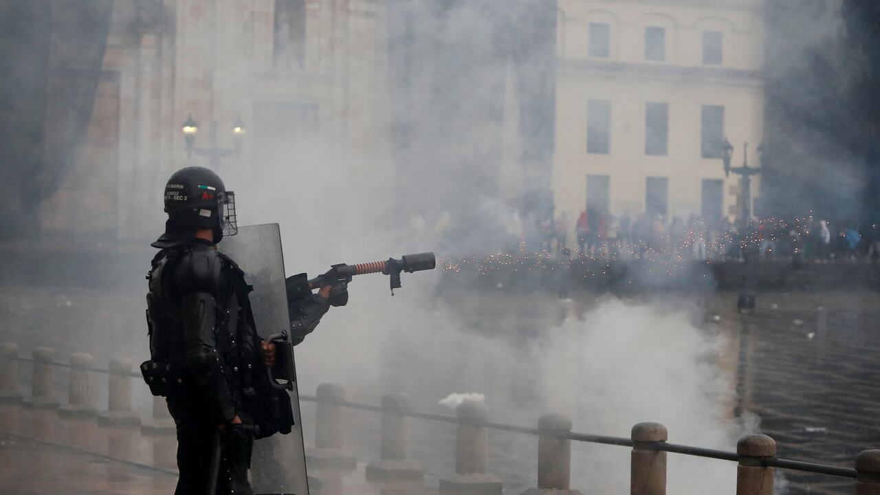 Enfrentamiento entre el Esmad y manifestantes en la plaza de Bolivar