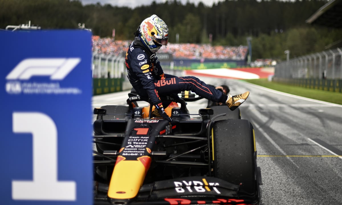 El piloto de Red Bull Max Verstappen de Holanda sale de su auto tras ganar la carrera sprint del Gran Premio de Austria, en Spielberg, Austria, el sábado 9 julio de 2022. (AP/Christian Bruna/Pool)