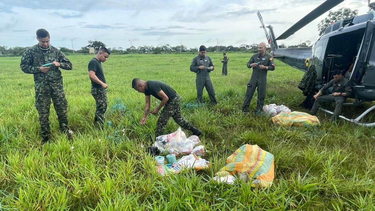 Soldados de las Fuerzas Militares ayudaron con los kits de emergencia para ayudar a la supervivencia de niños perdidos.