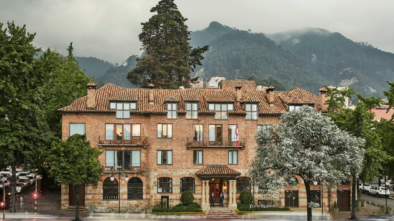 Fachada del Hotel Four Seasons Casa Medina de Bogotá, edificación construida en 1946 por el arquitecto Santiago Medina Mejía.