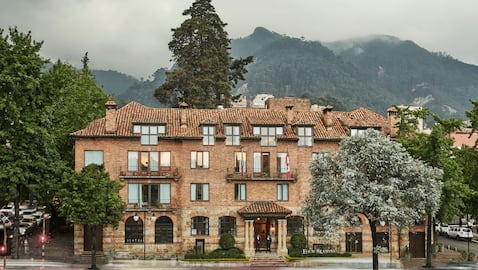 Fachada del Hotel Four Seasons Casa Medina de Bogotá, edificación construida en 1946 por el arquitecto Santiago Medina Mejía.