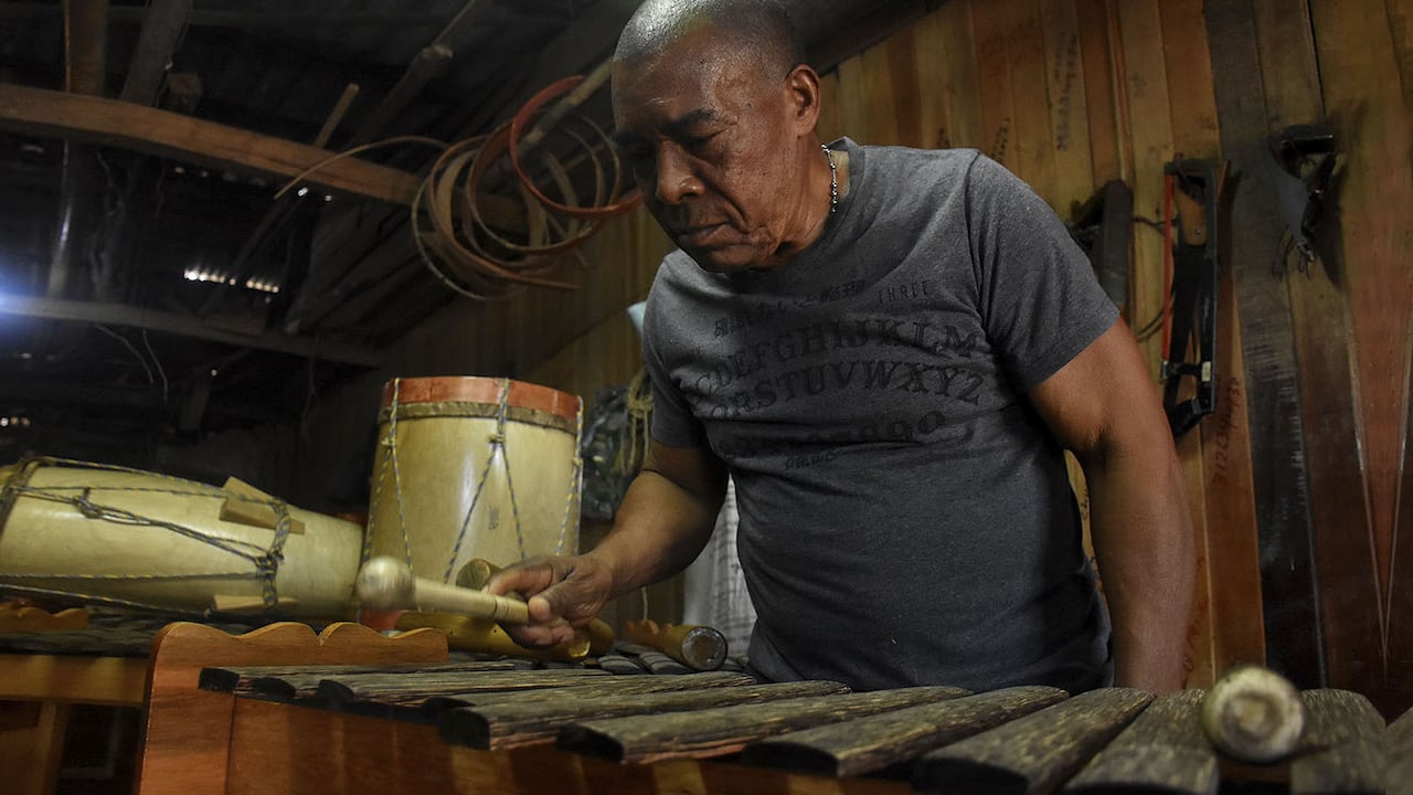 Baudilio toca la marimba desde los ocho años y también aprendió a construirlas. Ahora le enseña a los jóvenes del Valle del Cauca para alejarlos de la violencia.