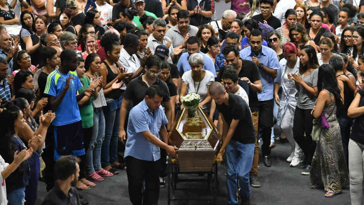 Miles de vecinos velaron los cuerpos en un complejo deportivo convertido en sala fúnebre para la ocasión.