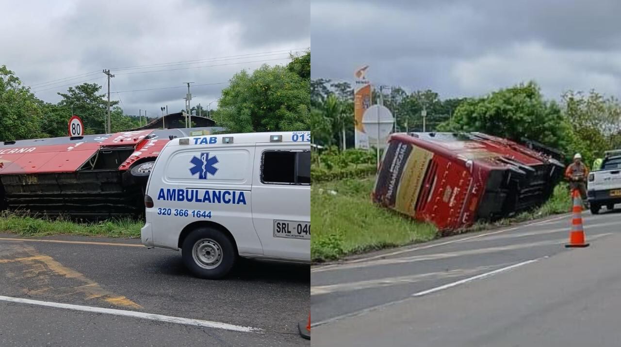 El bus terminó volcado a un costado de la vía.